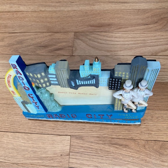 Vintage NIB “75 Years RADIO CITY ROCKETTES” 3D Photo Frame. Ceramic.
2008 - Picture 5 of 14